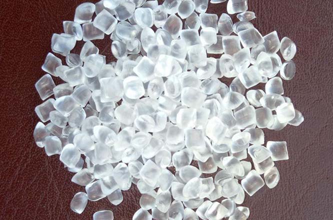 贮存与包装：硅胶具有强的吸湿能力，因此应贮存在干燥地方，包装物与地面之间要有搁架。包装物有钢桶、纸桶、纸箱、塑料瓶、聚乙烯塑料复合袋、柔性集装袋等。运输过程中应避免雨淋、受潮和曝晒。