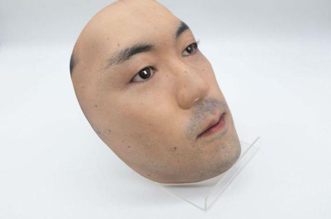 随着各类影视产业的发展，影视道具也在慢慢的发展起来，各种各样造型的影视道具琳琅满目。其中有一种人体仿真部位的道具，比如仿真面具，仿真头套，假耳朵，假鼻子，硅胶假肢等，这些道具做出来的效果很逼真，很真实，受到消费者的大力追捧。